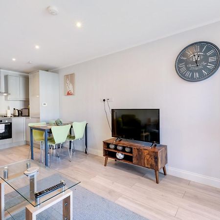 2 Bedroom Penthouse With Parking High Wycombe By 360Stays Екстериор снимка