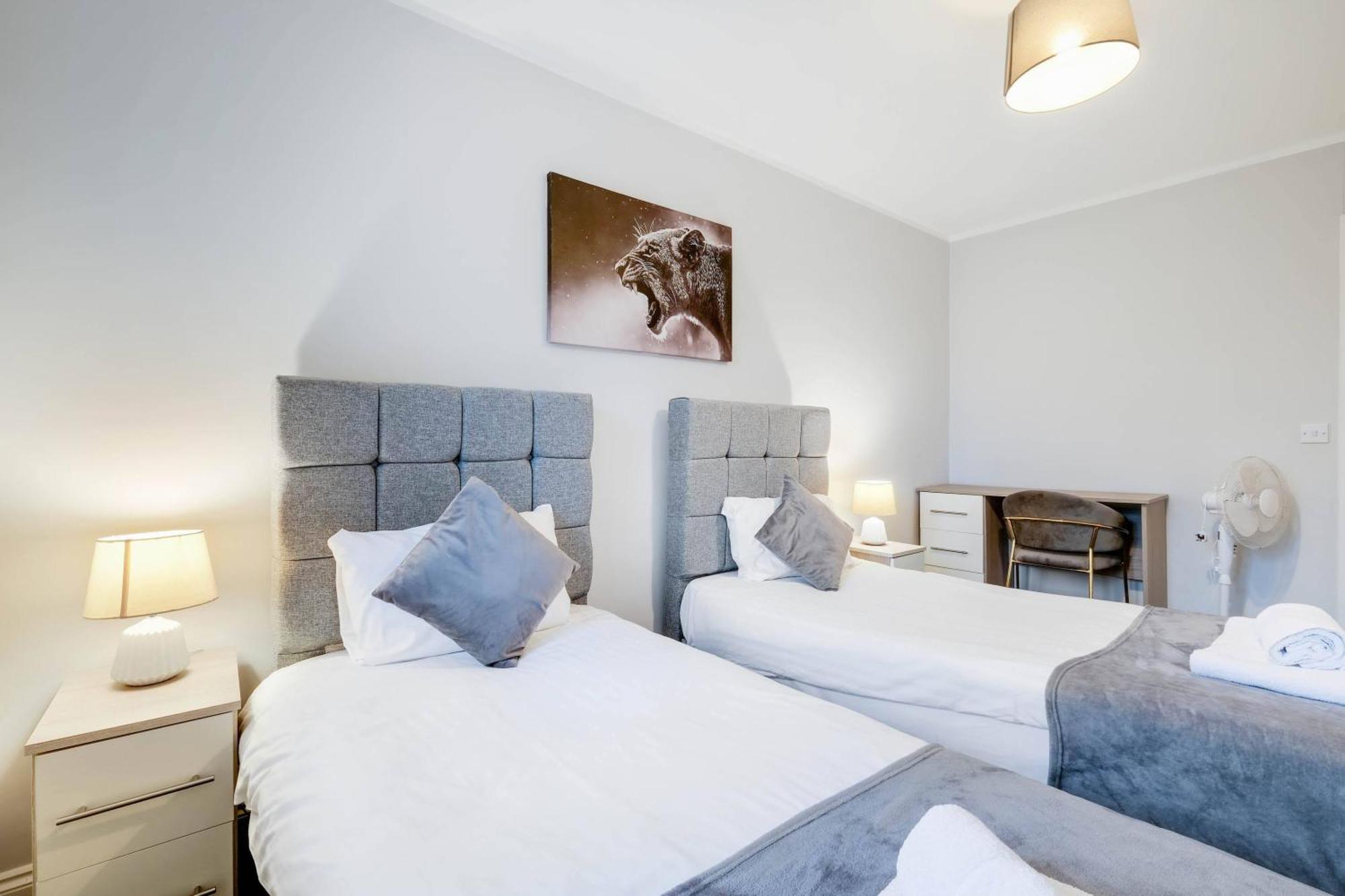 2 Bedroom Penthouse With Parking High Wycombe By 360Stays Екстериор снимка