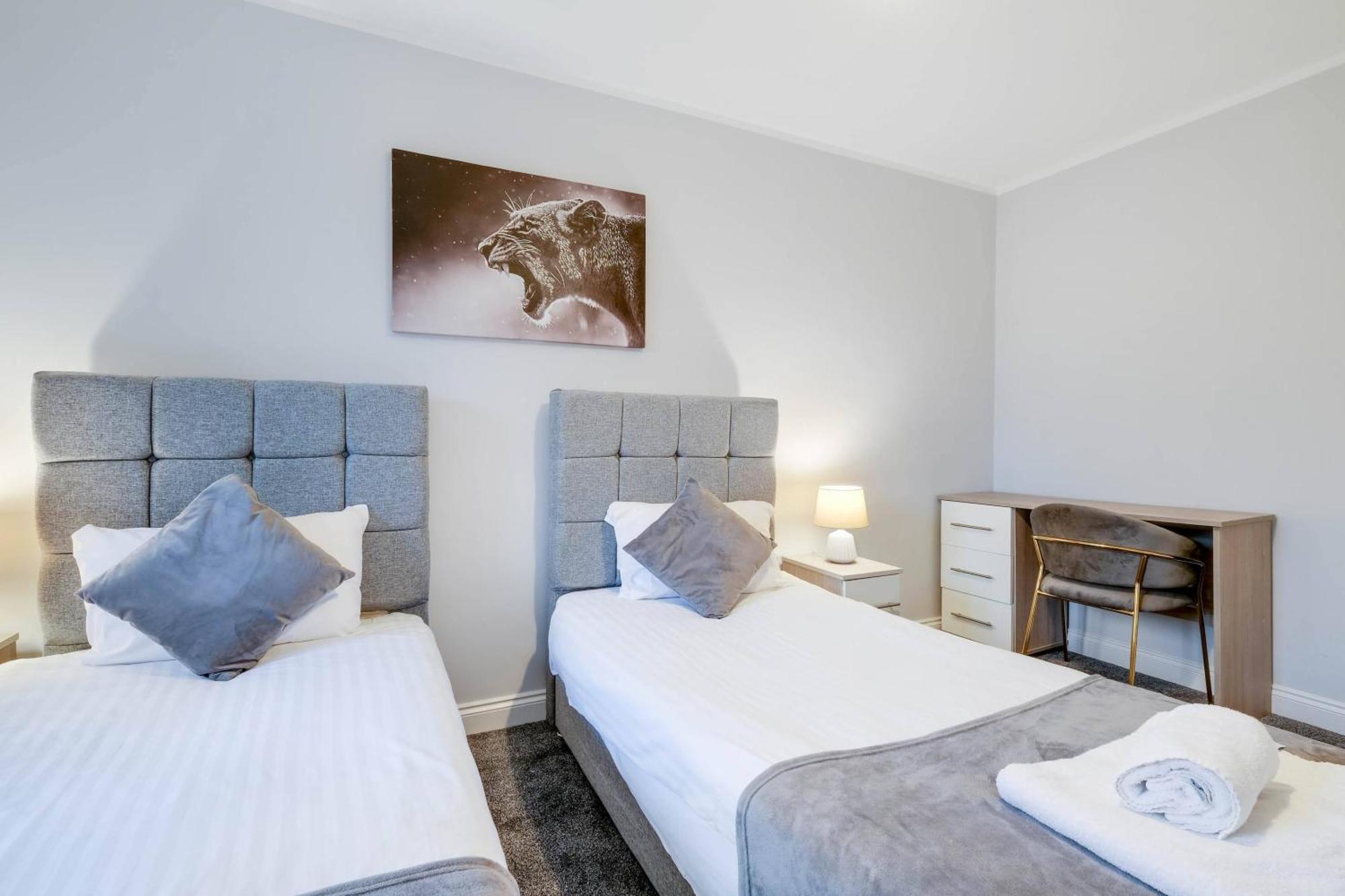 2 Bedroom Penthouse With Parking High Wycombe By 360Stays Екстериор снимка