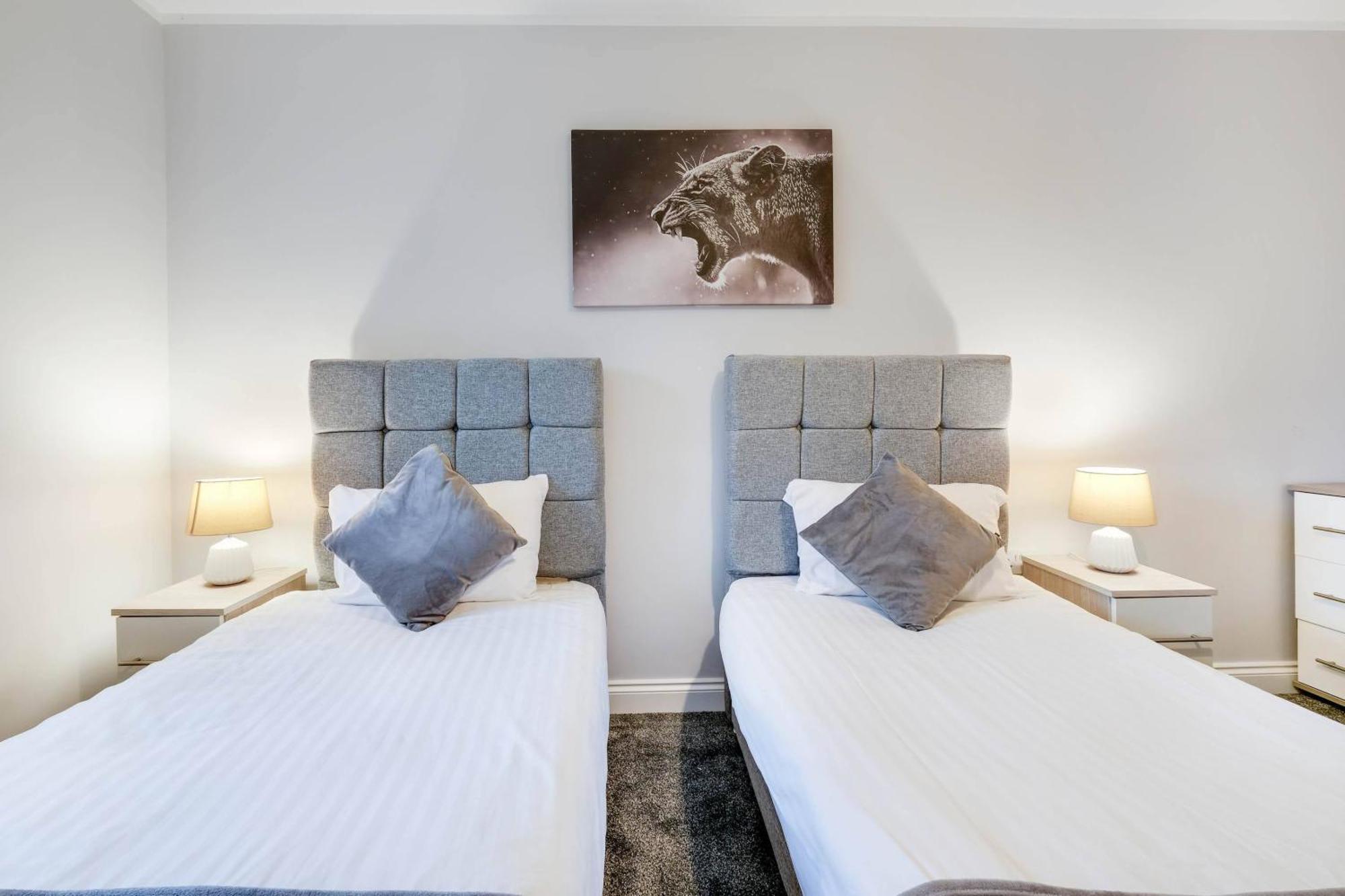 2 Bedroom Penthouse With Parking High Wycombe By 360Stays Екстериор снимка