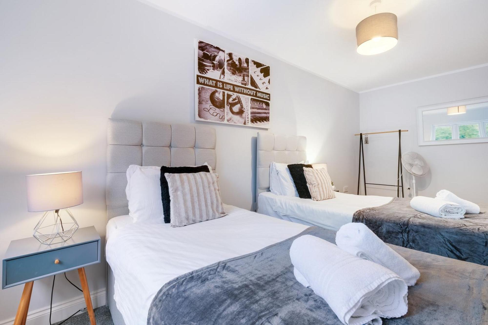 2 Bedroom Penthouse With Parking High Wycombe By 360Stays Екстериор снимка