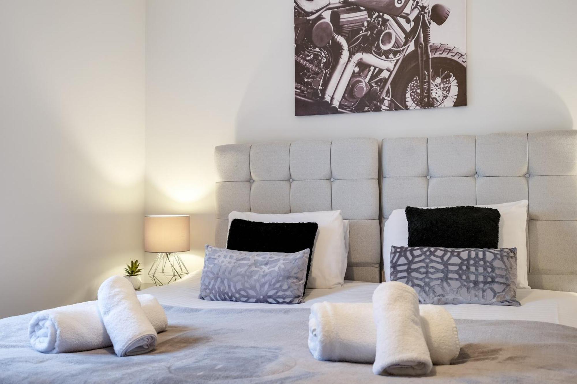 2 Bedroom Penthouse With Parking High Wycombe By 360Stays Екстериор снимка