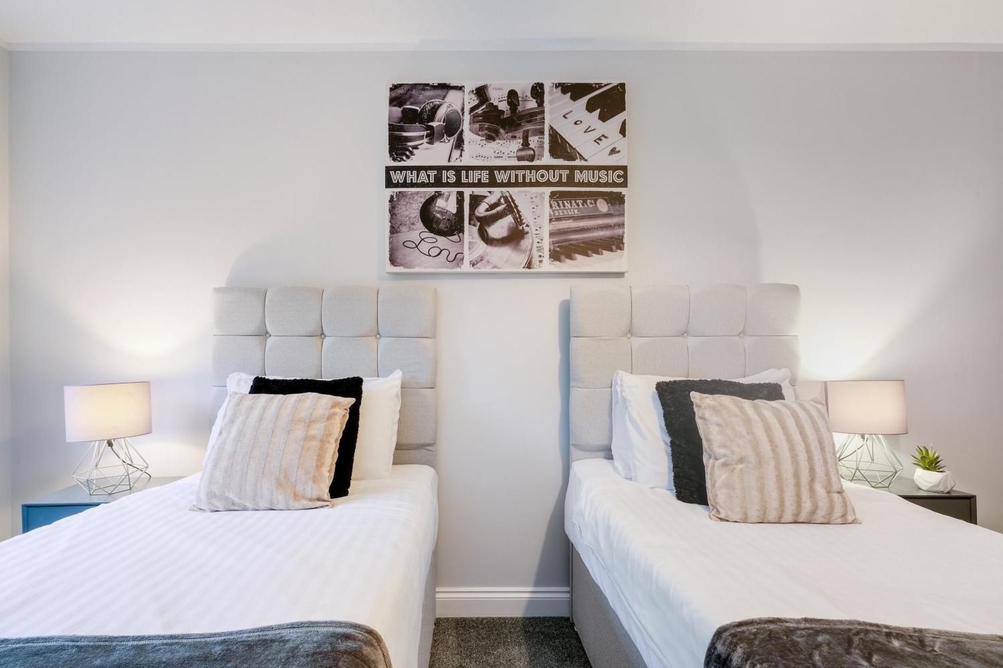 2 Bedroom Penthouse With Parking High Wycombe By 360Stays Екстериор снимка